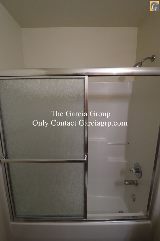 Building Photo - Great 4 bedroom 2.5 bathroom Single Family...