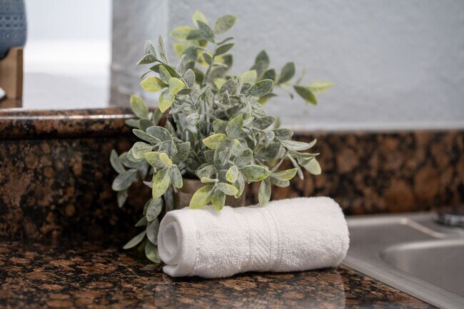 Building Photo - 2 Bedroom/2 Bath Condo with Garage and Pool view in Grand Reserve at Kirkman Parke