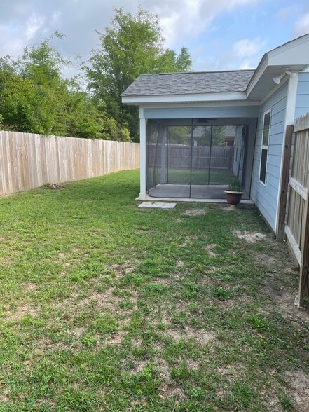 Covered patio with surrounding screen - 4755 Rill Loop