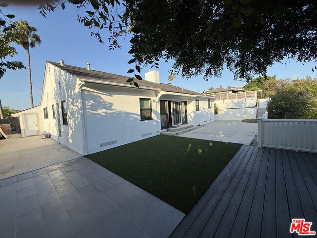 Building Photo - 4439 Don Zarembo Dr