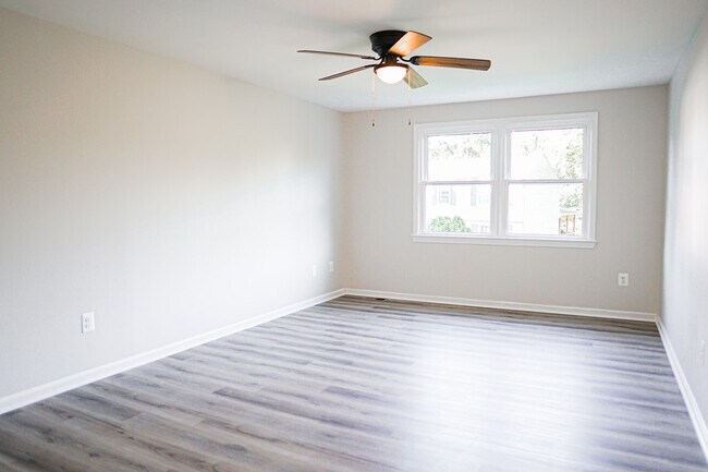 Building Photo - 12701 Carlsbad Ct