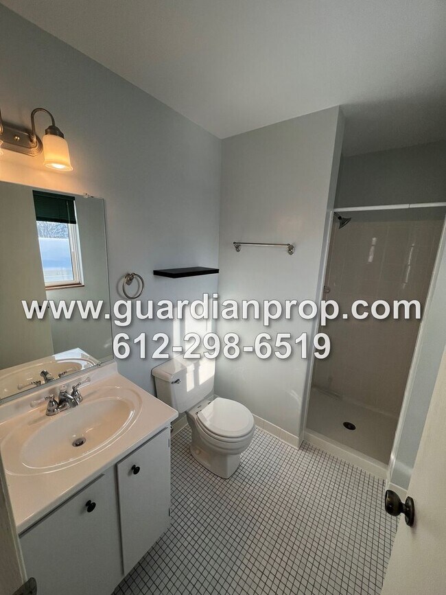 Building Photo - 2nd Floor Condo Available Now, Balcony, Fi...