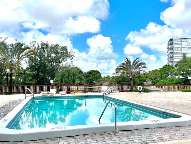 Building Photo - 1300 NE Miami Gardens Dr