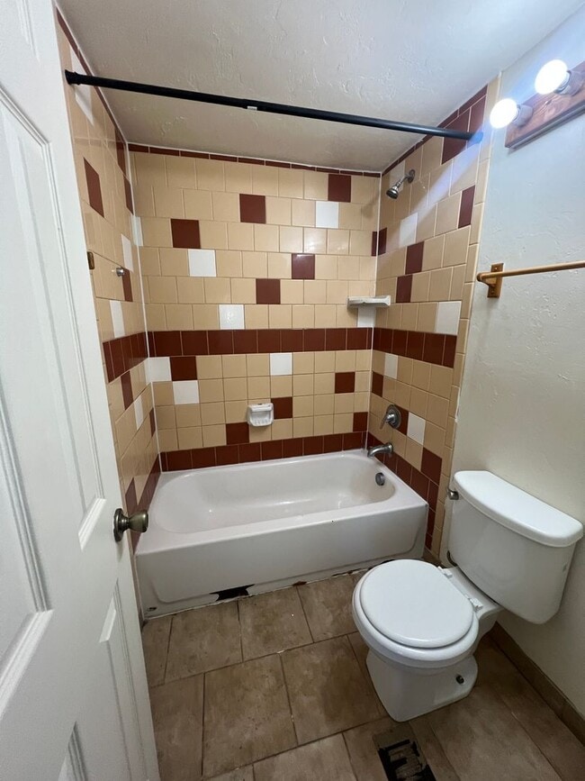 Building Photo - Room to spread out in this 3 Bedroom and 2 Bathroom - Pets Welcome