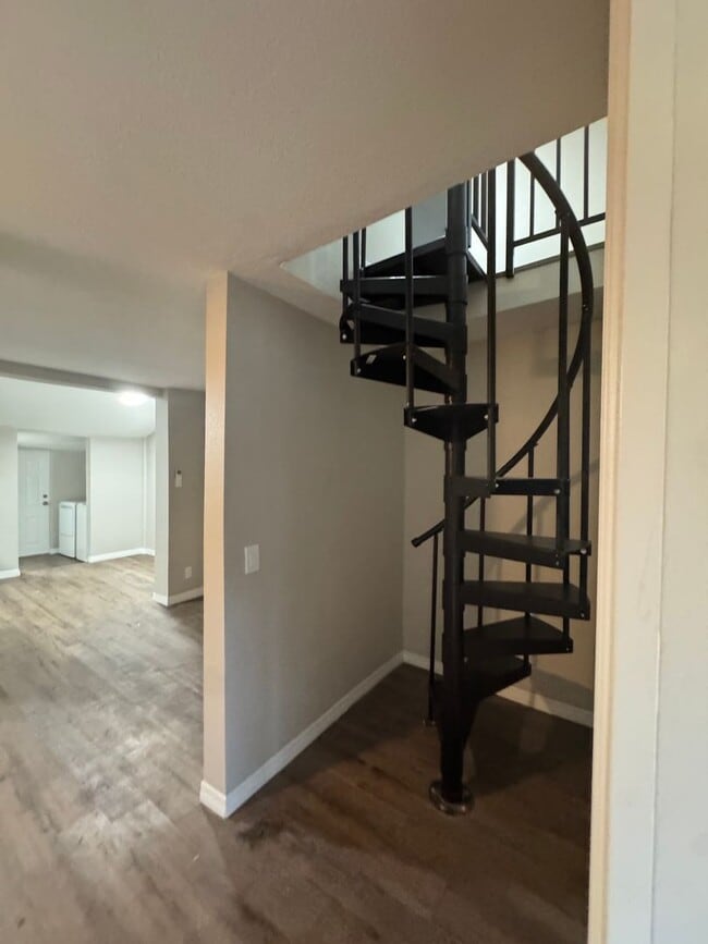Building Photo - Renovated 2 bedroom, 2 bathroom duplex in ...