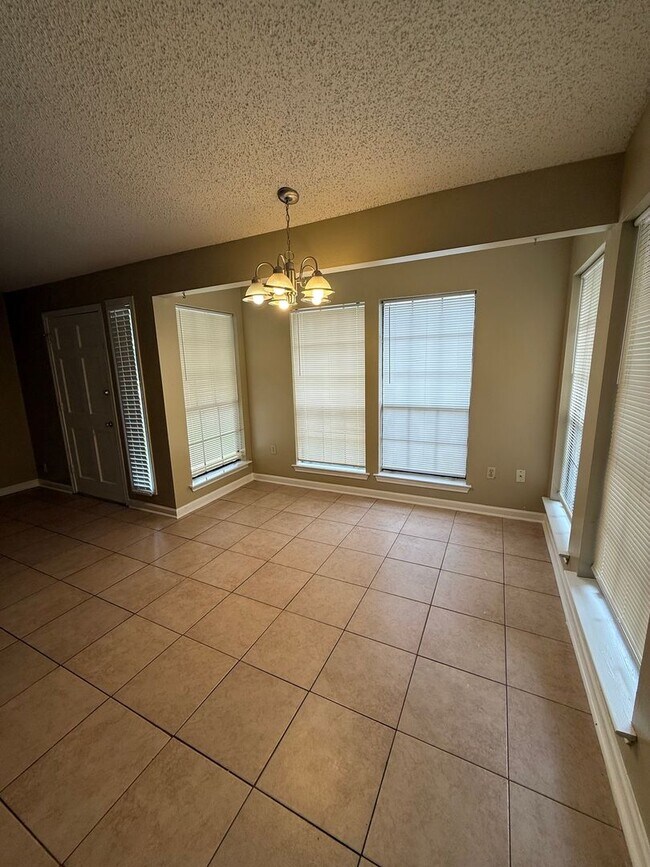 Building Photo - 1126-1128 Willow Creek Dr