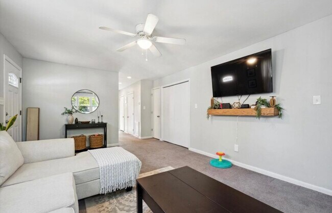 Primary Photo - 708 Lindale Ave