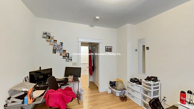 Building Photo - 27 Glenville Ave