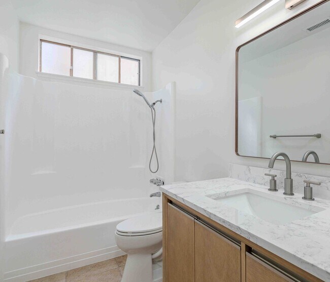 Building Photo - Spacious Elegance in the Heart of Irvine