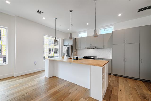 Building Photo - 236 Melba St