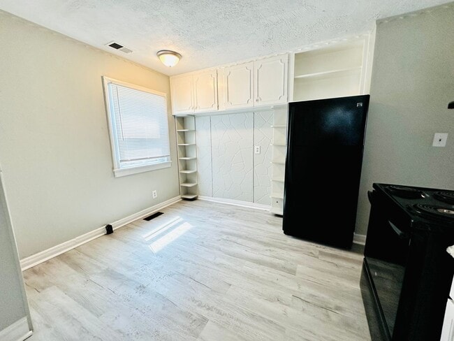 Building Photo - 3 Bedroom home in the Chickasaw Neighborho...