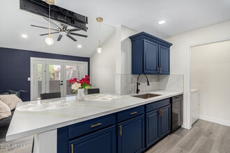 Building Photo - 623 W Guadalupe Rd