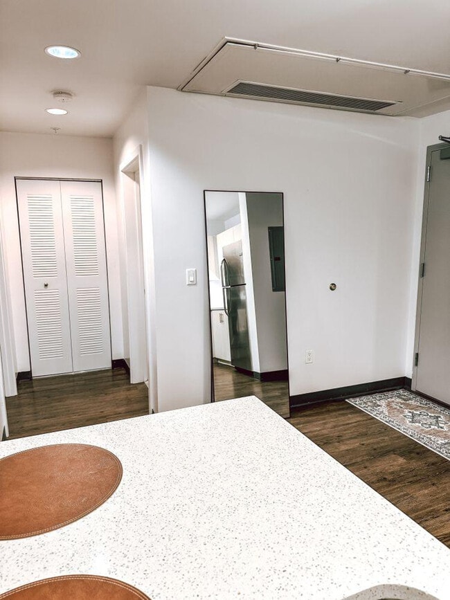 Building Photo - 1031 N Park Ave