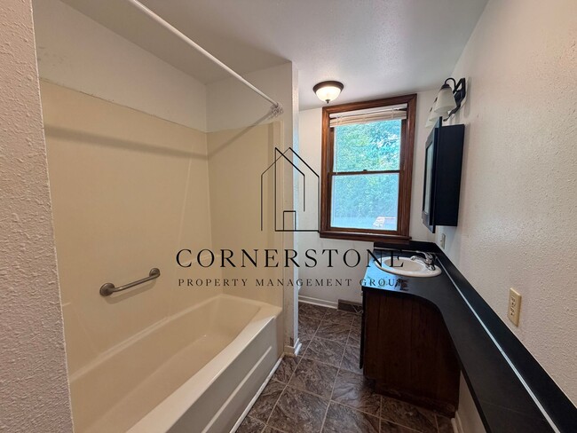 Building Photo - 2540 S Edgewood Dr
