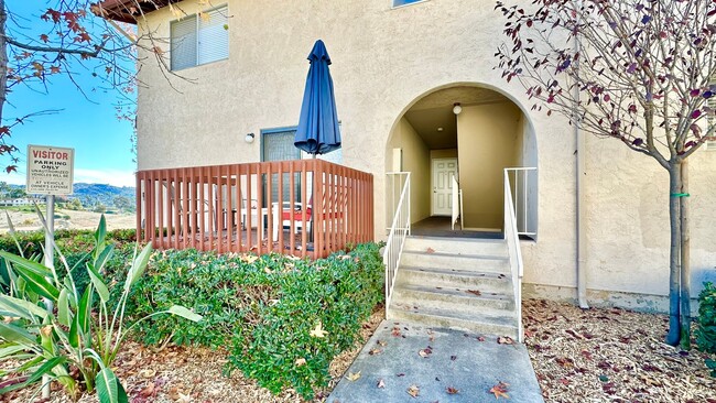 Building Photo - Darling Upstairs Unit Condo in Private HOA...