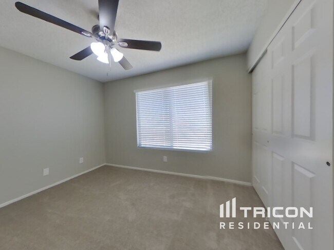 Building Photo - 3727 E Dahlia Dr