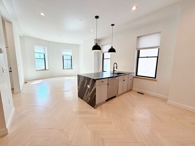 Building Photo - 182 Webster St