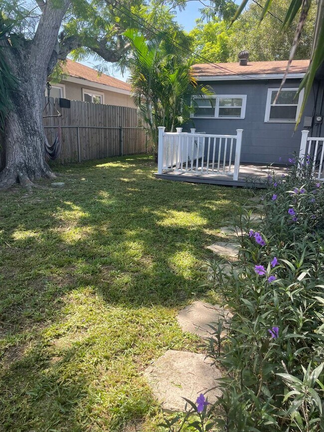 Building Photo - Beautifully Appointed 3/2 w Garage For Ren...