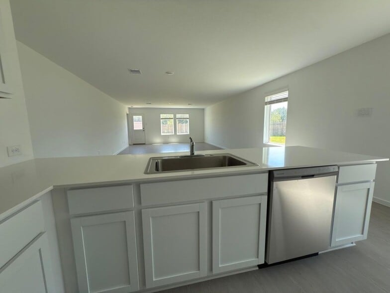 Building Photo - 3020 Huntersville Dr