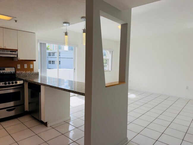 Building Photo - 3052 SW 27th Ave