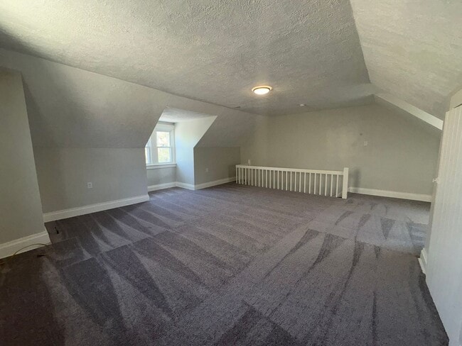 Building Photo - Huge Newly Renovated 4 Bedroom/2 Bath House in Bellevue!