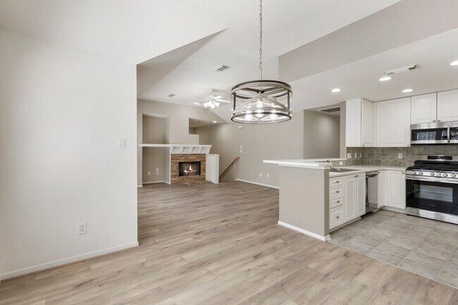 Building Photo - 67 Woodlily Pl