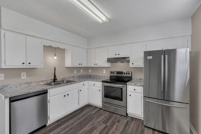 Building Photo - AVAILABLE July 23rd. 2 BD 1 1/2 BATH. CLOS...