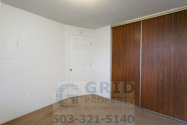 Building Photo - Two Bedroom Apartment Available - Private Yard Space - $500 MOVE IN SPECIAL!