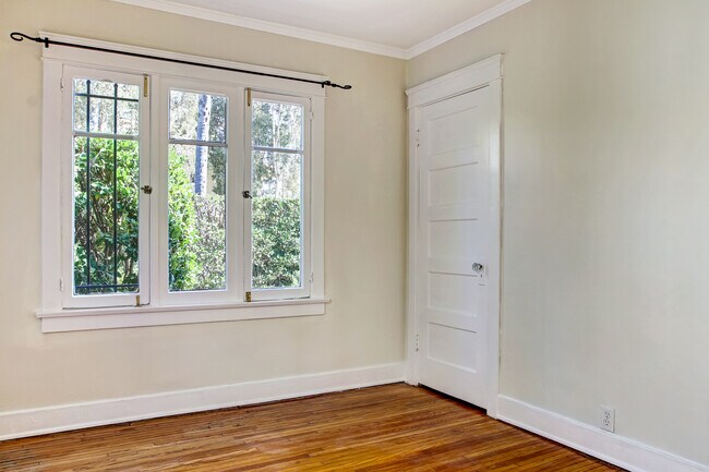 Building Photo - 801 N June St