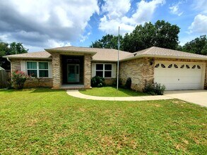 Building Photo - Well cared for 3 Bedroom, 2 Bath Home in C...