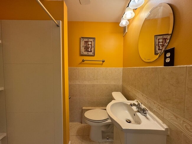 Building Photo - Charming 2 Bed 2 Bath Home Within Convenie...