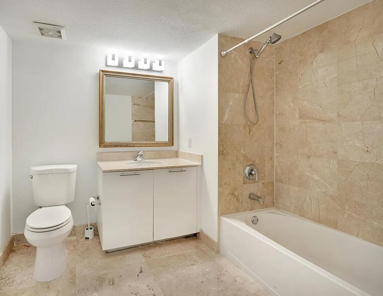 Building Photo - 1800 N Bayshore Dr