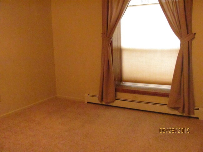 Building Photo - Spacious Single Family Home with a Beautif...