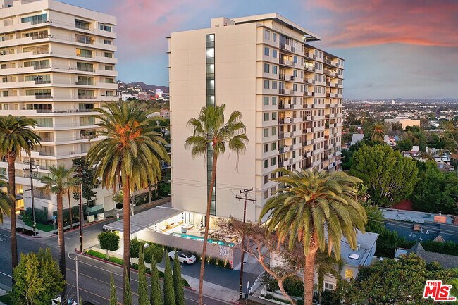 Primary Photo - 818 N Doheny Dr