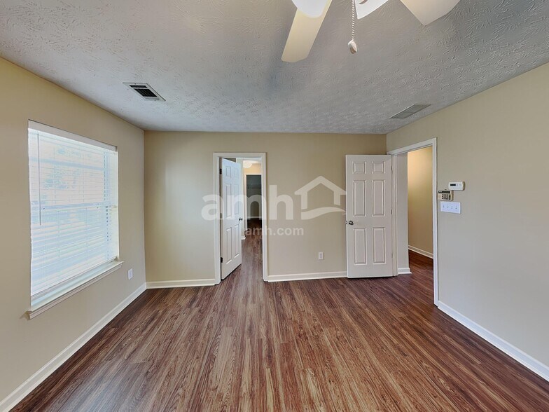 Building Photo - 2207 Lazy Days Rd