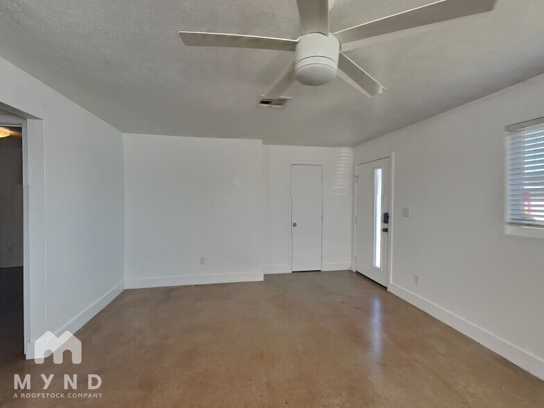 Building Photo - 4824 E Willetta St