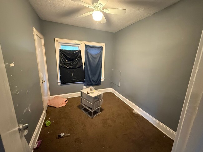 Building Photo - 4 BED 1 BATH SINGLE FAMILY HOME IN THE UNI...