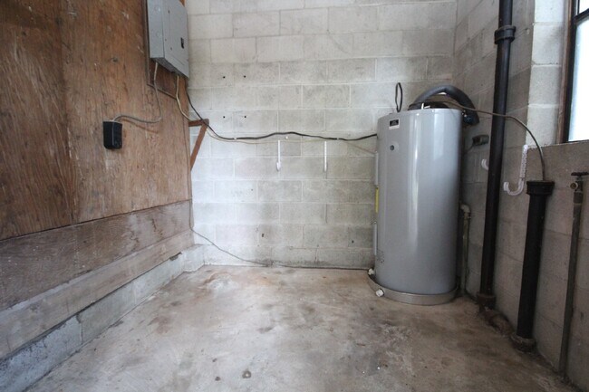 Building Photo - 2BR/1BA Pet-Friendly Duplex in SW Pensacol...