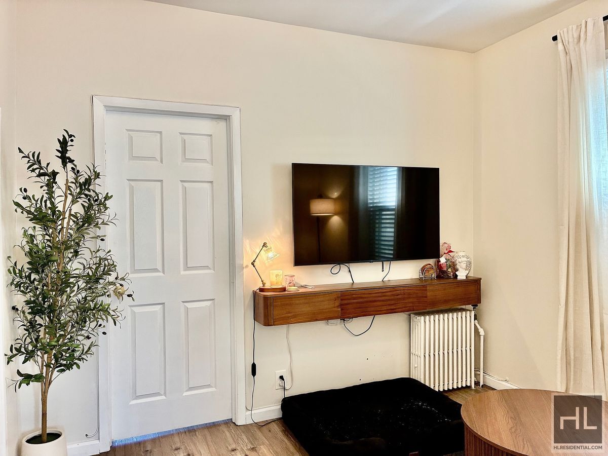 Building Photo - Gorgeous 1.5 bedroom in Maspeth