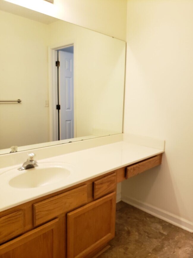 Building Photo - 3 Bedroom home in CreekSide Village