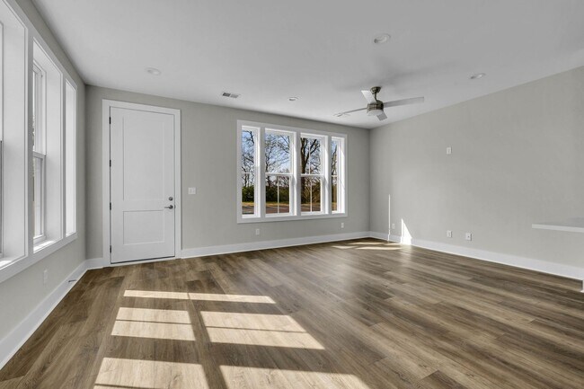 Building Photo - 425 Veritas St