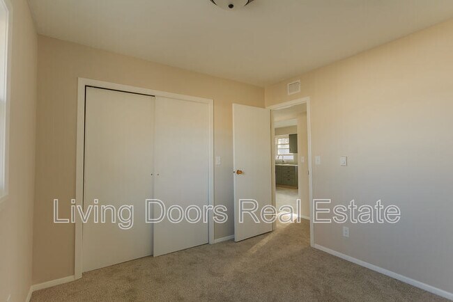 Building Photo - 402 W Eldora Ave