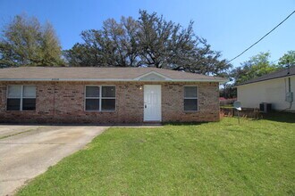 Building Photo - 2BR/2BA Duplex in Northeast Pensacola Near Burgess Rd – Open Layout & Convenient Location