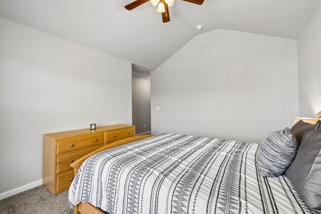 Building Photo - 1045 Enclave Ave