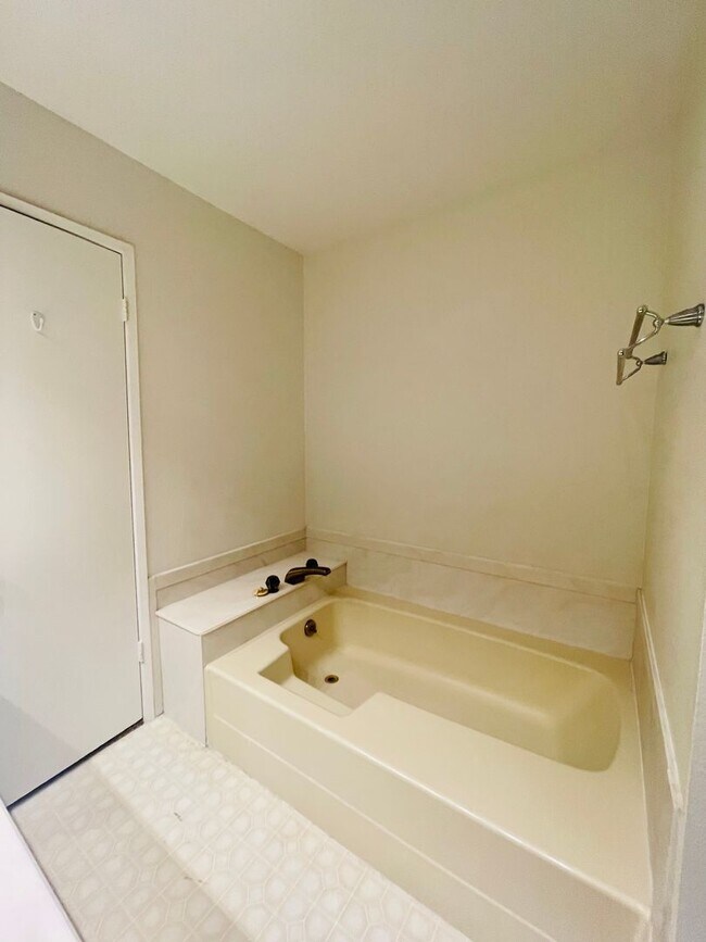 Building Photo - Tri-Level Seaview Condo with Amazing Ocean Views!