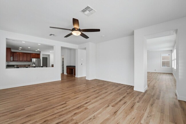 Building Photo - 16054 W Shangri La Rd