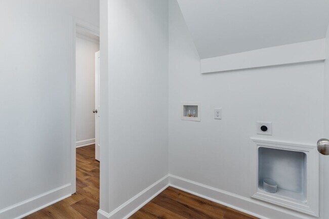 Building Photo - Pre-Leasing for the 26-27 School Year! Unb...