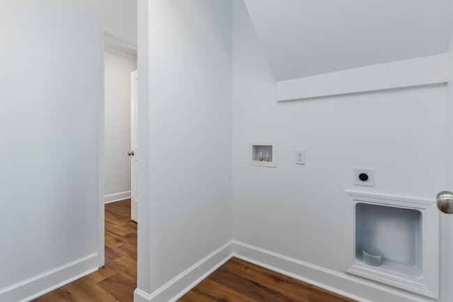 Building Photo - Pre-Leasing for the 26-27 School Year! Unbeatable Location