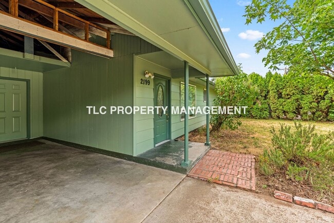 Building Photo - 3bd/1bath duplex off Barger available now