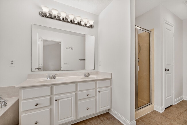 Building Photo - Beautiful 3 Bed Townhome In the Heart Of Village Of West Clay!